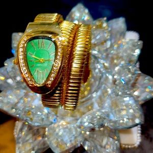 This stunning woman gold watch is perfect for dressy or casual wear.